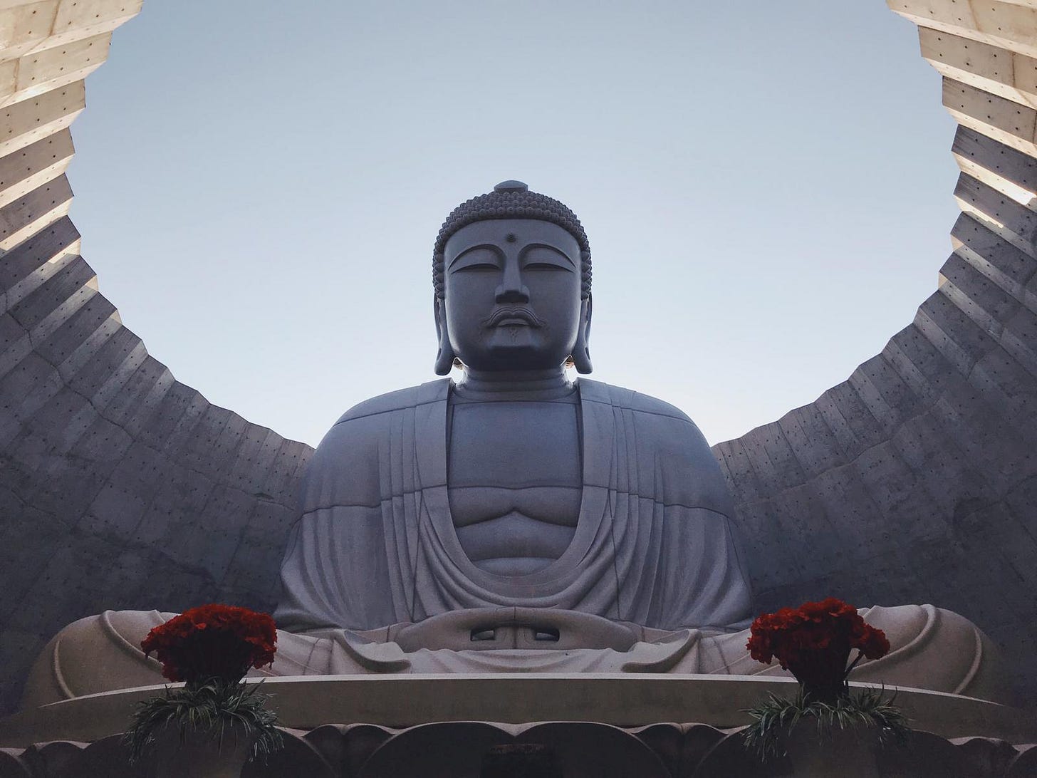 Buddhastatue von unten, Makomanai Takino Cemetery, Sapporo, Hokkaidō, Japan Buddhastatue von unten, Makomanai Takino Cemetery, Sapporo, Hokkaidō, Japan