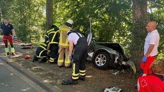 Ein Autofahrer aus Bad Kreuznach hatte vermutlich einen medizinischen Notfall und ist daraufhin mit seinem Wagen gegen einen Baum gefahren.