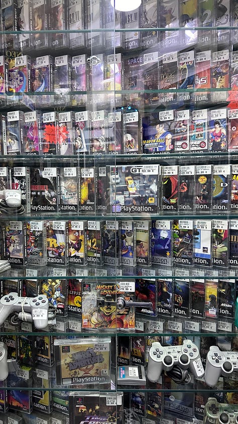 Φωτογραφίες από ορισμένα καταστήματα με video games στο Παρίσι
