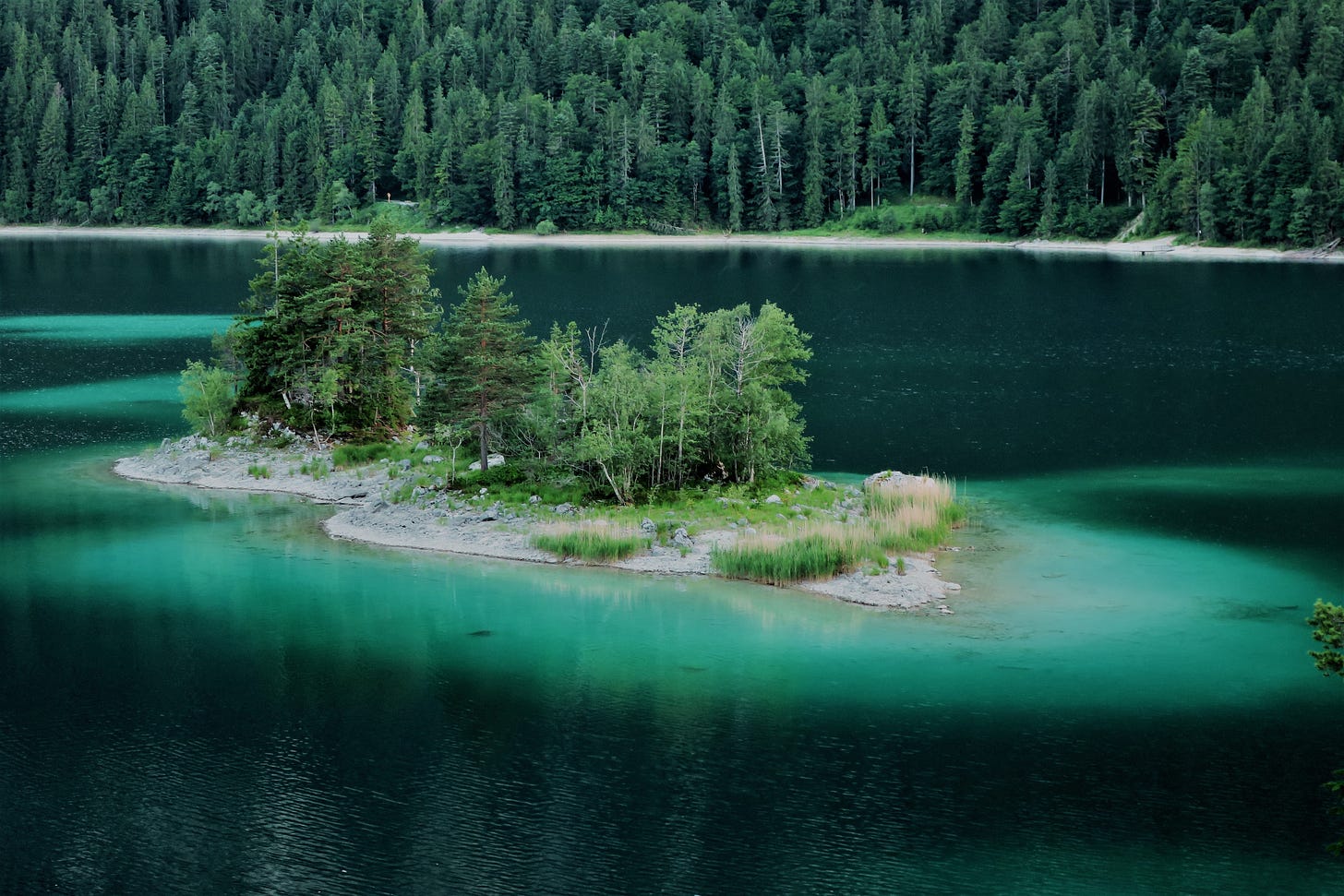 https://pixabay.com/photos/eibsee-island-eibsee-island-lake-2473033/