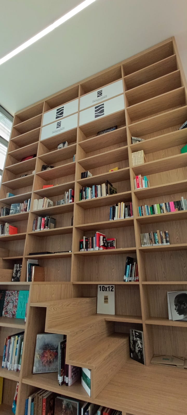 Biblioteca "Zona Adultos y Coworking" a partir de la planta 3 en adelante.