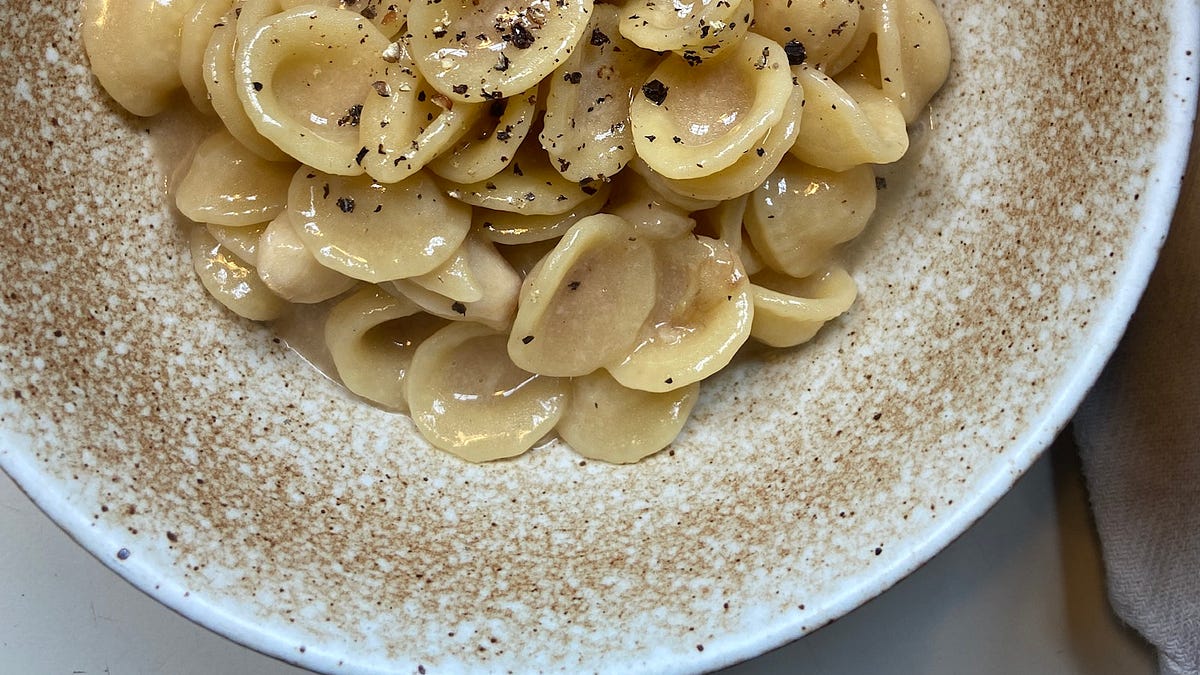 Mac & cheese with 20 cloves of garlic - by Ali Slagle