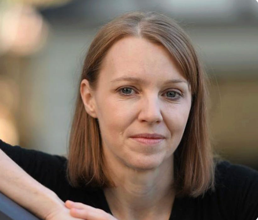 A person with shoulder length hair

AI-generated content may be incorrect.