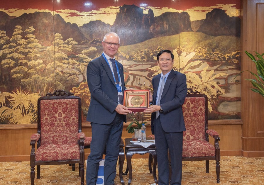 Chủ tịch Liên đoàn Thương mại và Công nghiệp Việt Nam (VCCI) Phạm Tấn Công và ông Hannes Hanso, Đại sứ Cộng hòa Estonia tại Việt Nam. Chủ tịch Liên đoàn Thương mại và Công nghiệp Việt Nam (VCCI) Phạm Tấn Công và ông Hannes Hanso, Đại sứ Cộng hòa Estonia tại Việt Nam.