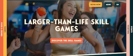 Une jeune femme, une balle à la main, s'apprête à défoncer un clown au chamboue-tout local