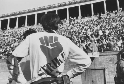 A person standing in front of a crowd

AI-generated content may be incorrect.