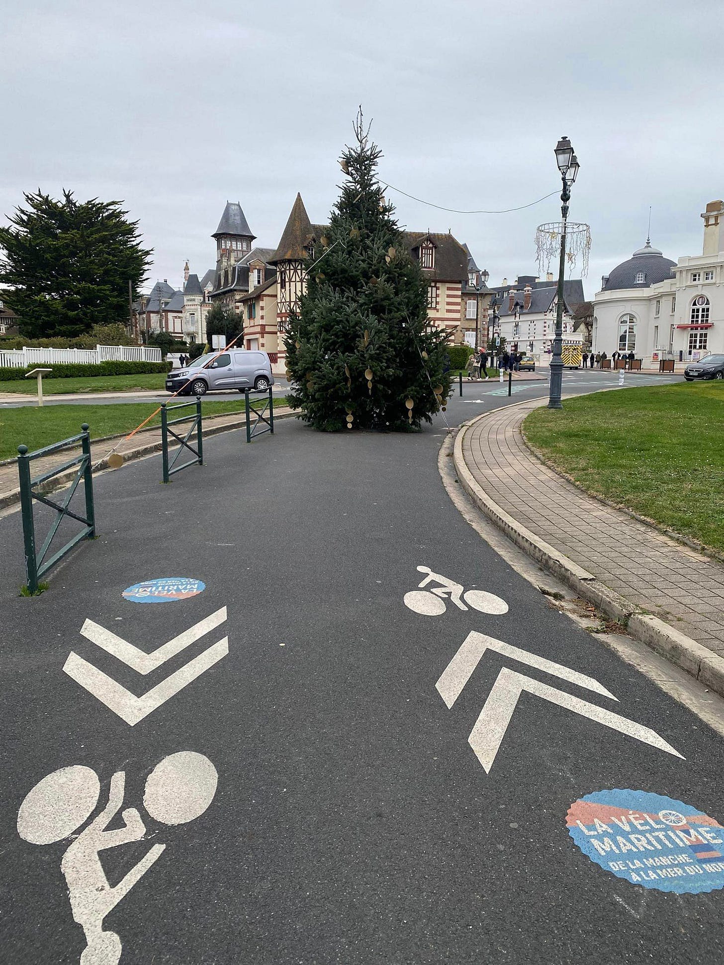 Peut être une image de 2 personnes, segway, rue, route, l’Atomium et texte