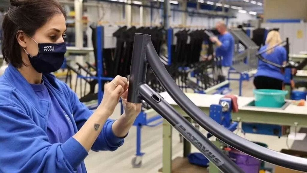 Ouvriere  travaillant sur un cadre de velo