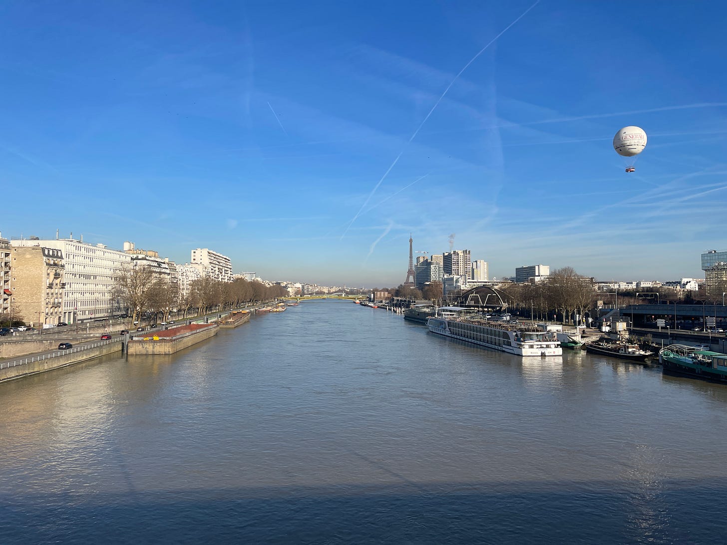 Photo of the Seine facing the Eiffel Tower. Photo of the Seine facing the Eiffel Tower.