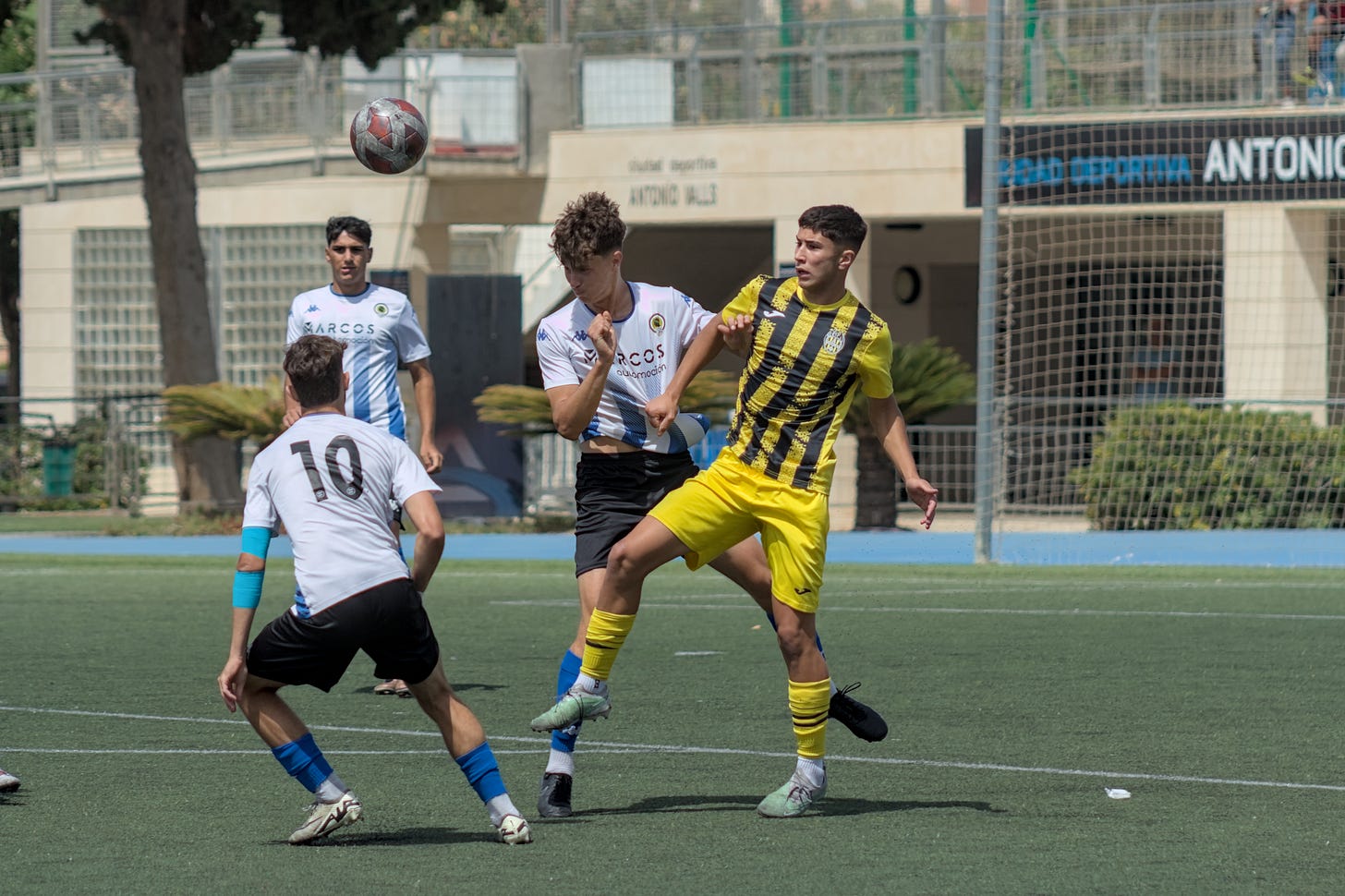 Duelo durante el partido de este domingo Duelo durante el partido de este domingo