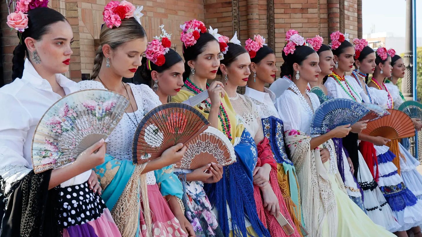 Las Santanitas posando juntas en la Velá de Santa Ana en Sevilla Las Santanitas posando juntas en la Velá de Santa Ana en Sevilla