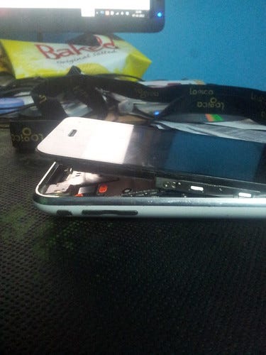 iPhone 3GS after it's battery expansion iPhone 3GS after it's battery expansion