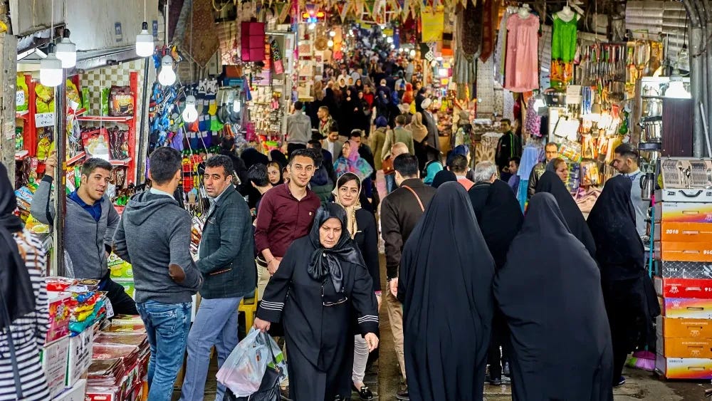 Pessoas se misturam em um bazar em Teerã, Irã. Shutterstock