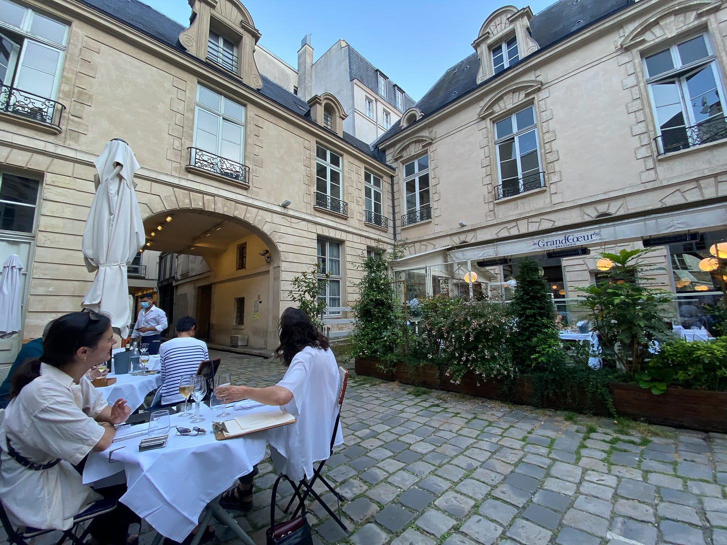 the courtyard at grandcoeur restaurant in paris with good vegetarian options in the marais