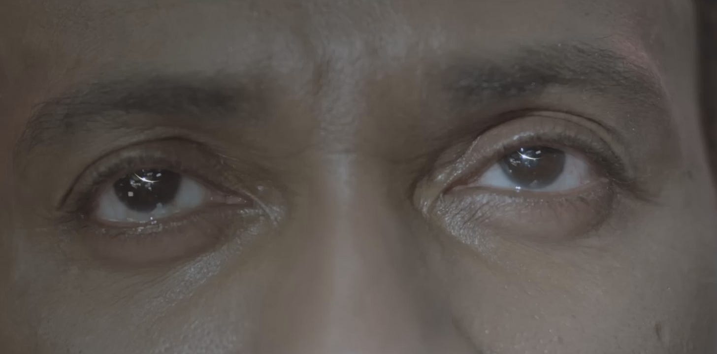 captura de tela do clipe de "Alabama Shakes - Sound & Color". com apenas os olhos enquadrados, um homem negro lança um olhar melancólico para longe, e o reflexo na íris mostra o pôr do sol aparecendo em um planeta novo e desconhecido; no contexto do clipe, ele é um astronauta que acabou de descobrir que acordou sozinho em sua nave 500 anos após o planejado, completamente fora de curso.