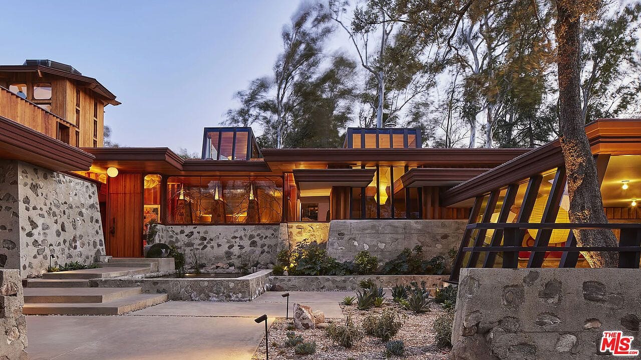 carousel photo #1 (MLS)