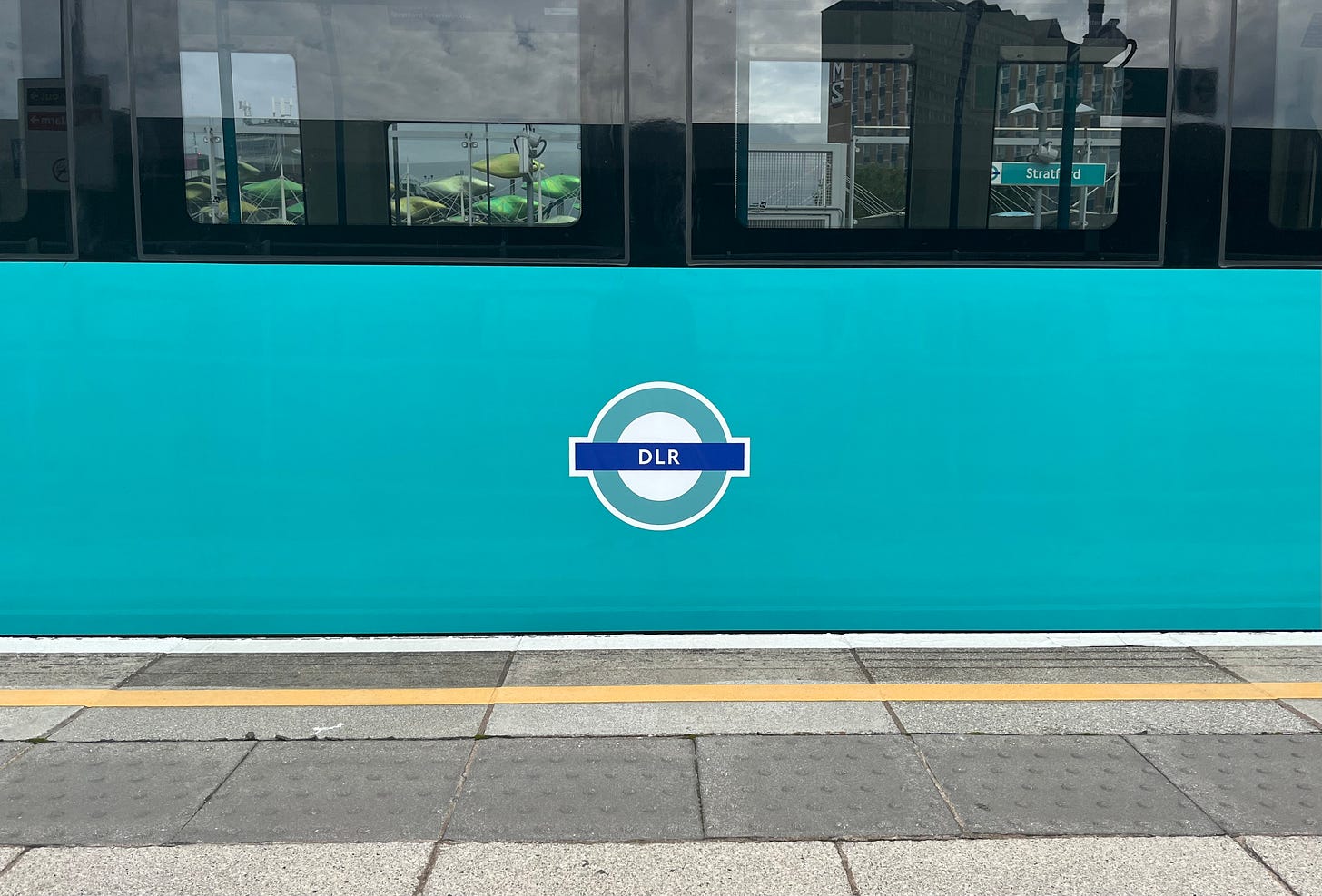 Photo showing the turquoise livery of the train.