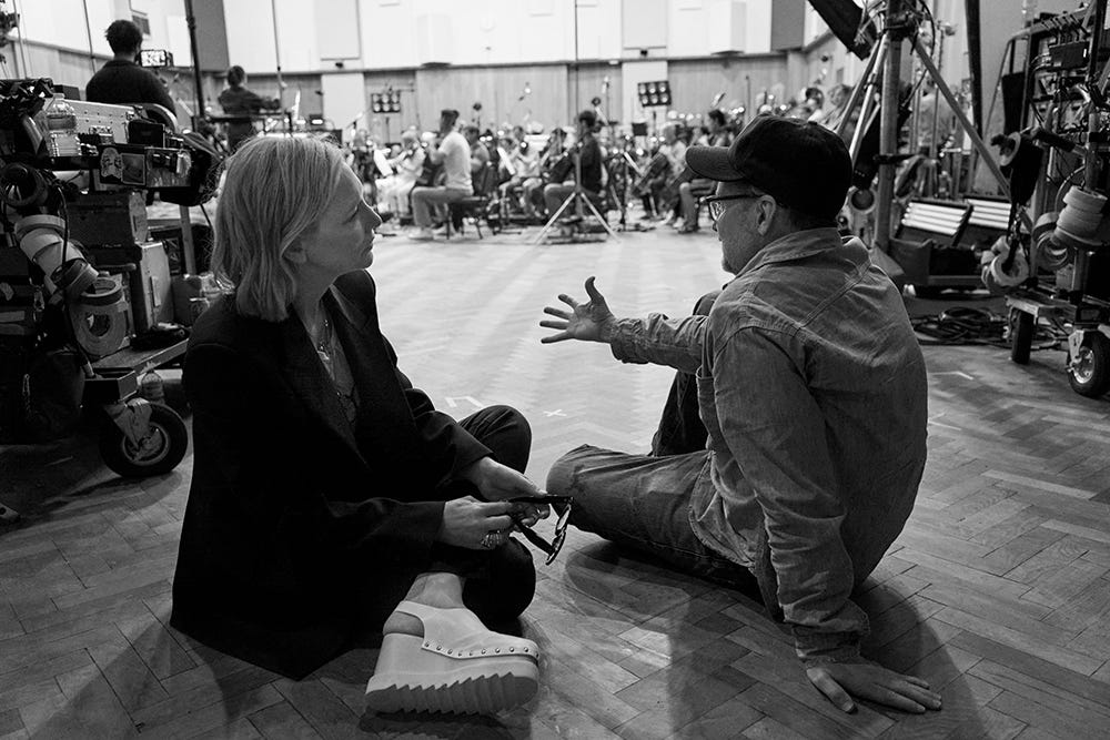 Cate Blanchett y Todd Field charlan durante el rodaje de “Tár”.