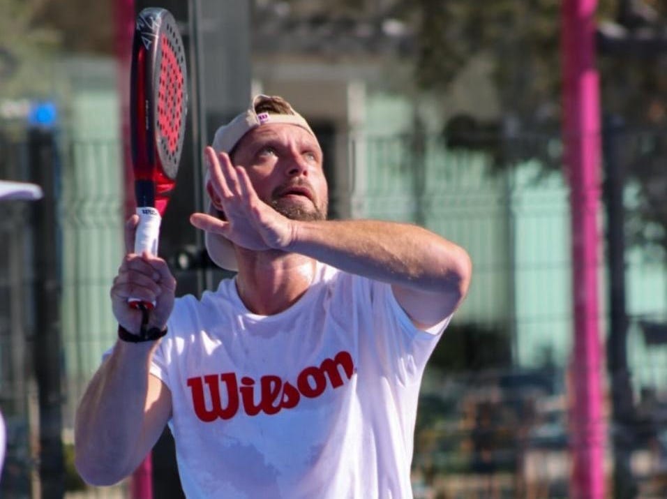 Rene Lewicki on court playing padel