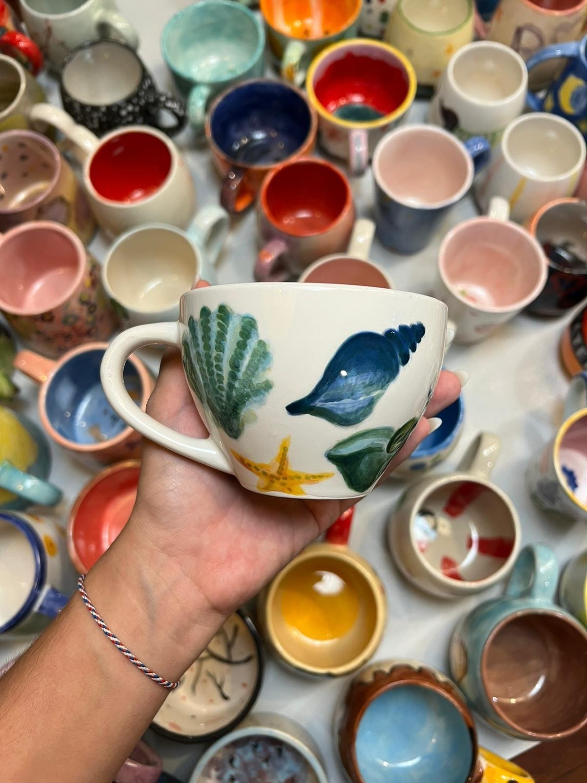 Ar putea fi o imagine cu ceaşcă de cafea