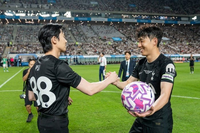 Actor Park Seo-joon shared the farewell match of close soccer player Son Heung-min.The "2025 Coupang.. - MK Actor Park Seo-joon shared the farewell match of close soccer player Son Heung-min.The "2025 Coupang.. - MK