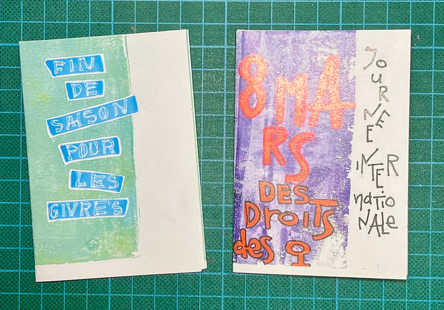 Les 2 zines créés par Stéphanie sont au format portrait. Celui de gauche s'appelle Fin de saison pour les Givrés et il est blanc et vert. Celui de droite et violet, le titre, en orange est 8 Mars Journée Internationale des Droits des Femmes.