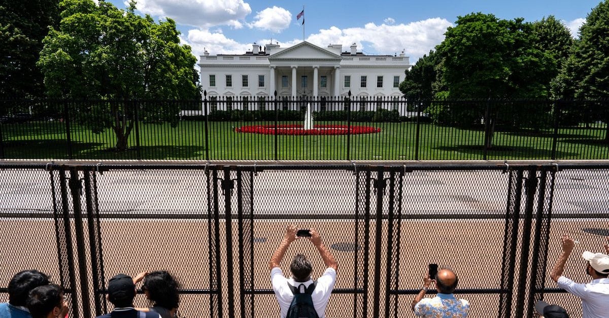 Trump planning more White House renovations by adding permanent fence | Irish Star Trump planning more White House renovations by adding permanent fence | Irish Star