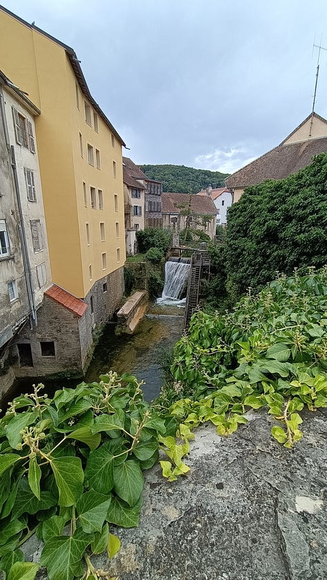 des paysages du Jura, beaucoup de vert, de l'eau, des vieilles pierres, des vignes, un musée, un petit hotel charmant, une place de village un chateau
