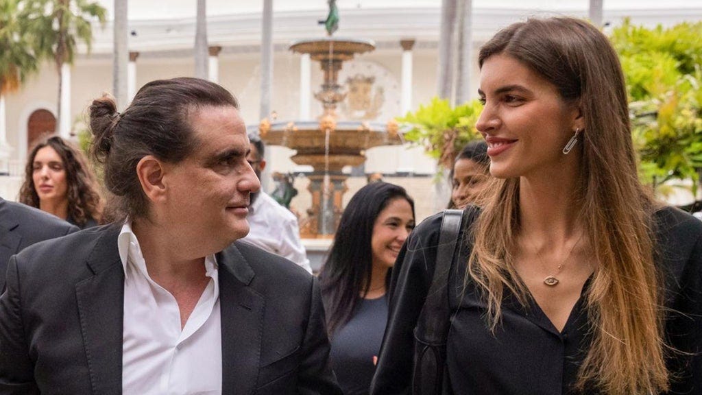 Alex Saab junto a su esposa Camilla Fabri - Foto: EFE