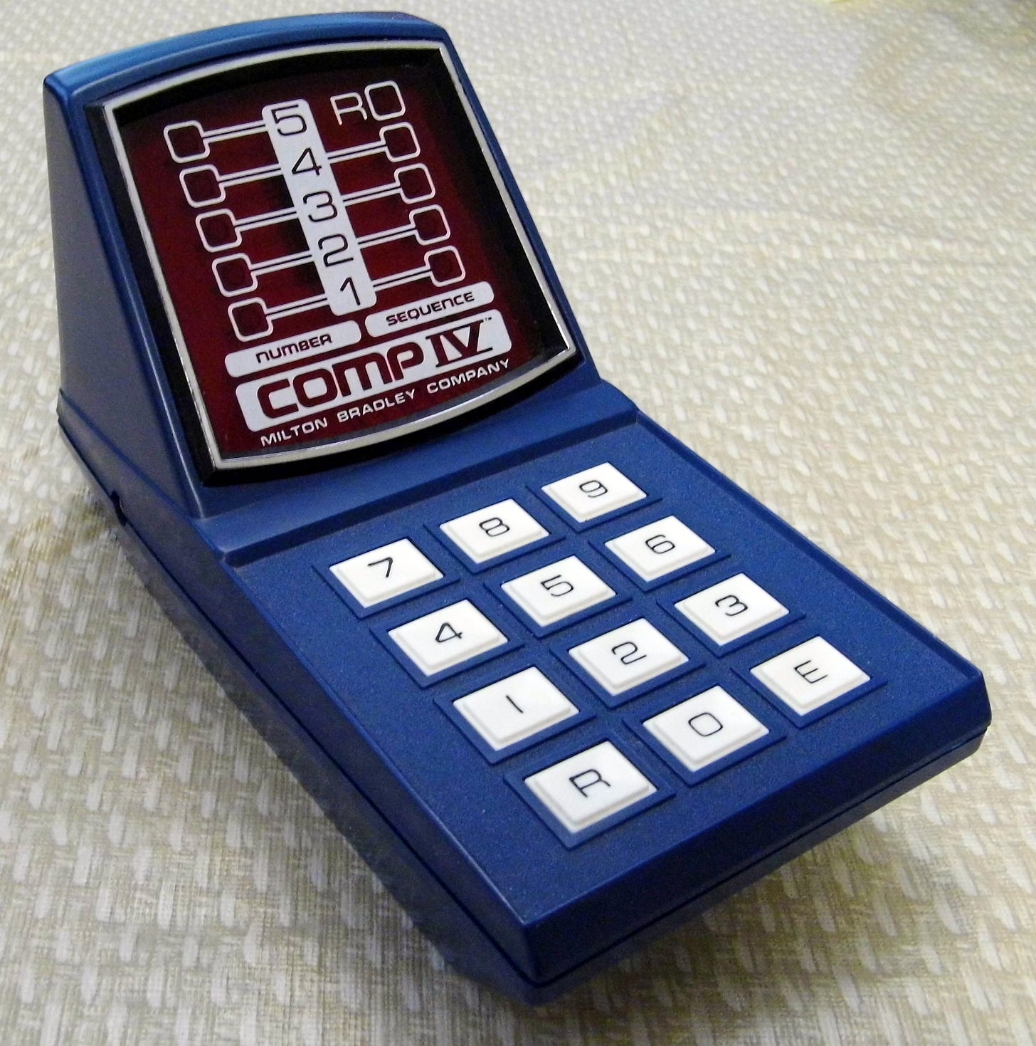 File:Comp IV by Milton Bradley, Made in USA, LED, 9 Volt, Model 4751, 1977. (LED Handheld Electronic Game ).jpg - Wikimedia Commons File:Comp IV by Milton Bradley, Made in USA, LED, 9 Volt, Model 4751, 1977. (LED Handheld Electronic Game ).jpg - Wikimedia Commons