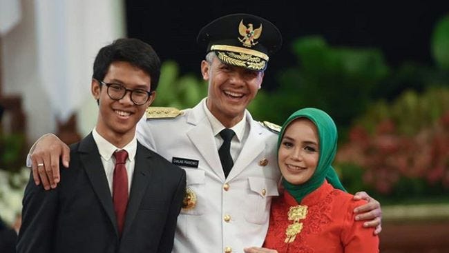 Potret Harmonis Keluarga Kecil Gubernur Jateng Ganjar Pranowo - Foto 1