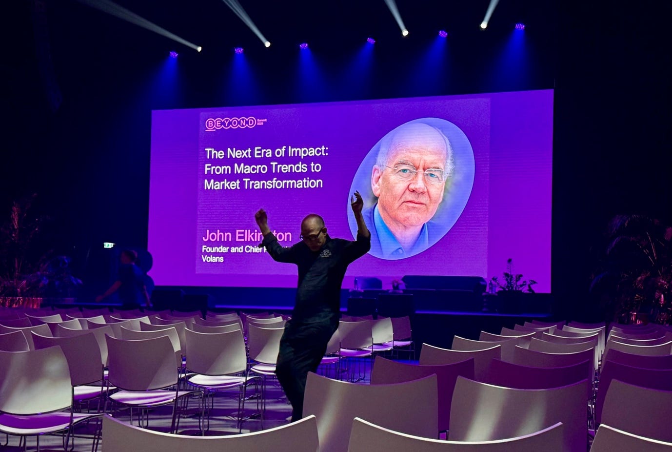 A person standing in front of a large screen

AI-generated content may be incorrect.