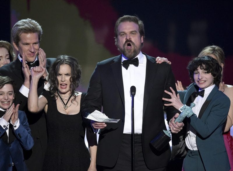 stranger things shakes up sag awards 2017 images stranger things shakes up sag awards 2017 images