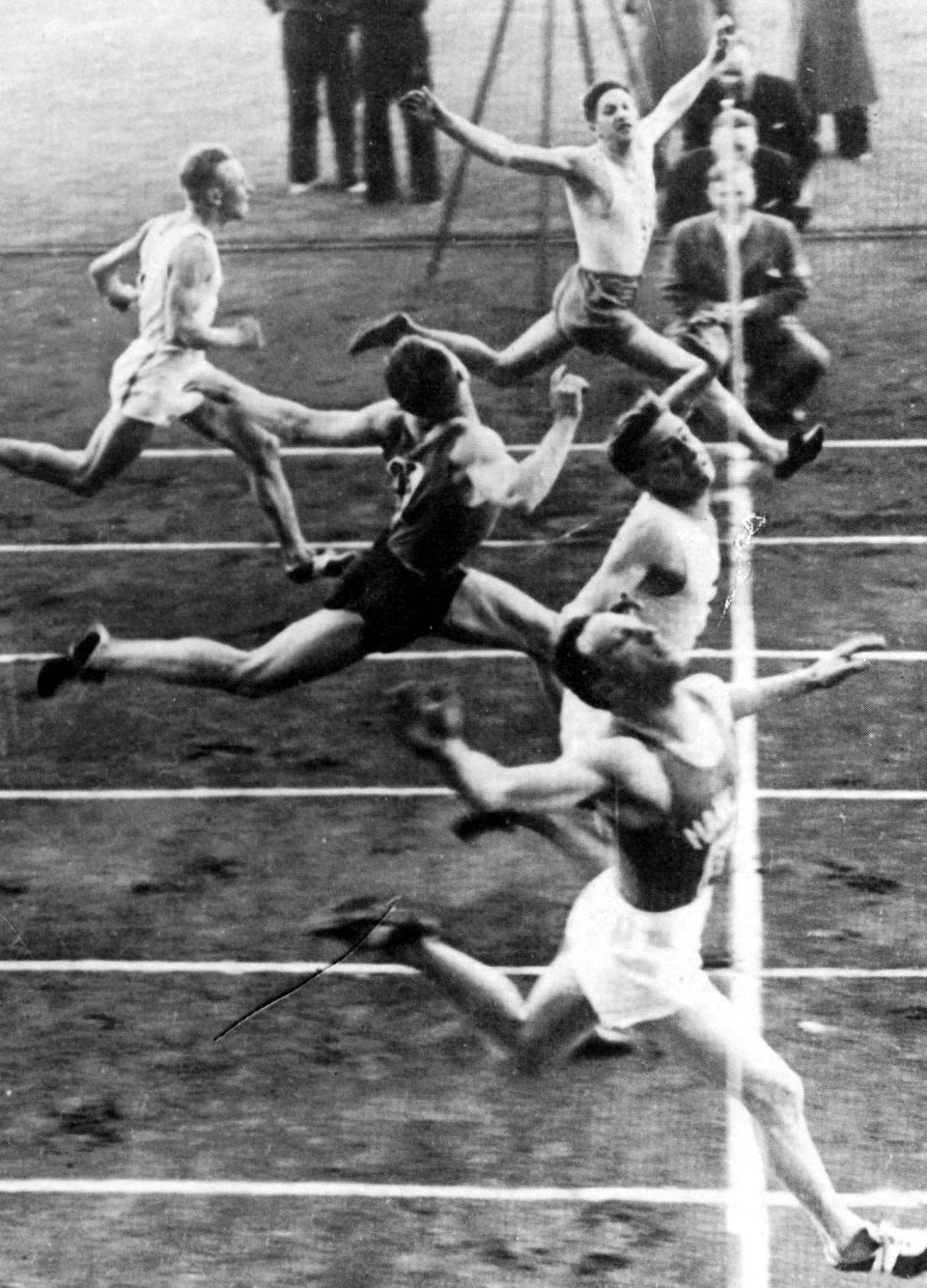 Photo: Akseli Neittamo / Wikimedia Commons (Public domain) Finish line shot of the 1938 100 metre race at Helsinki Olympic Stadium. The winner Abraham Tokazier (closest to the camera) was declared fourth due to antisemitism. (First published on June 22, 1938, in Helsingin Sanomat . Fotograf: Wellen Neittamo