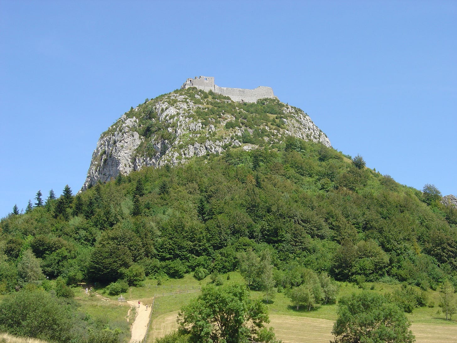 https://upload.wikimedia.org/wikipedia/commons/d/d3/Montsegur_montagne.jpg