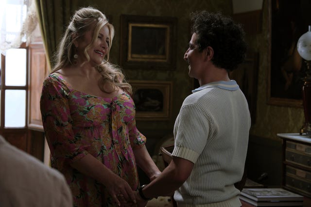 Discover Card Spokeswoman Jennifer Coolidge Claims Sodomites Are "A Superior Group Of People"