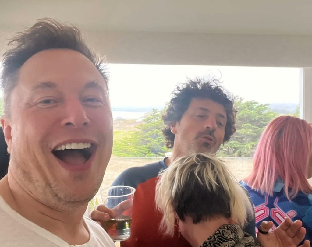 El fundador de Tesla tuiteó esta foto con Sergey Brin cuando se publicó un artículo de que la esposa del fundador de Google le había sido infiel con Musk. El fundador de Tesla tuiteó esta foto con Sergey Brin cuando se publicó un artículo de que la esposa del fundador de Google le había sido infiel con Musk.
