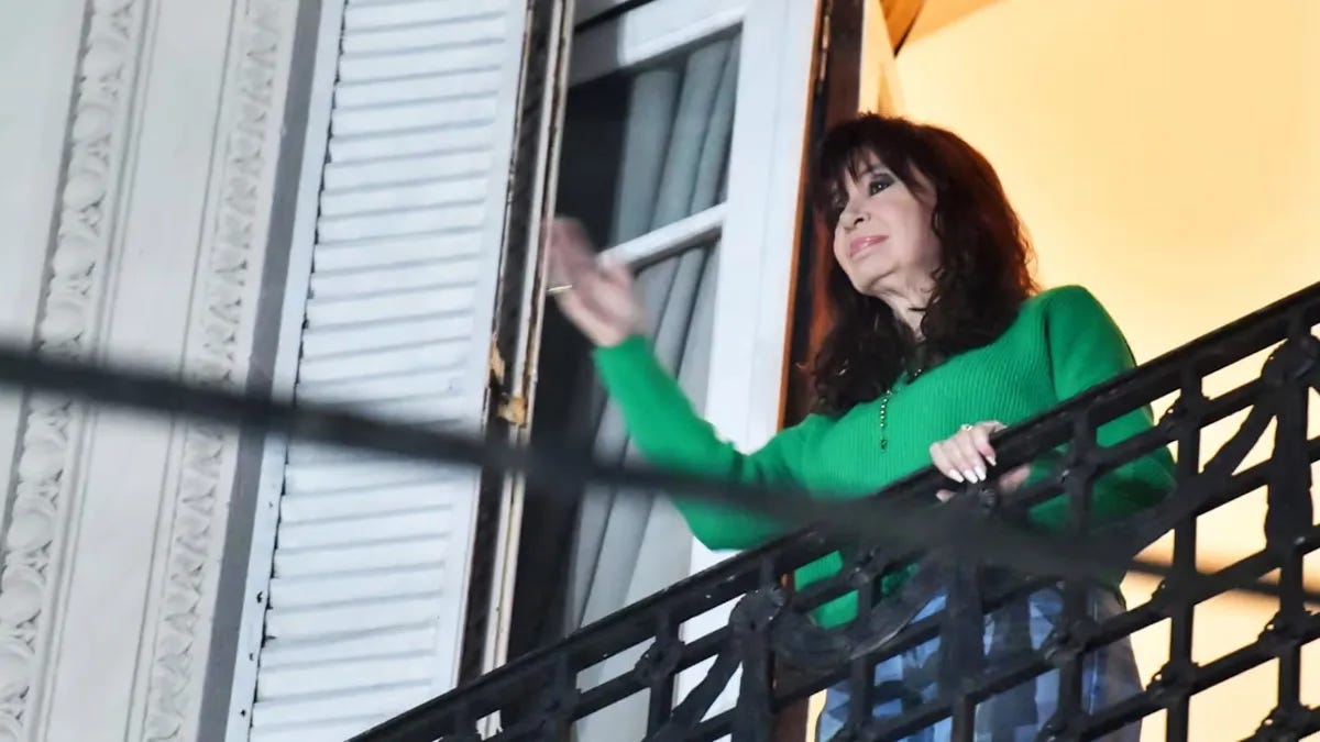 Cristina Kichner saluda a sus seguidores desde el balcón de su casa (Foto: archivo).