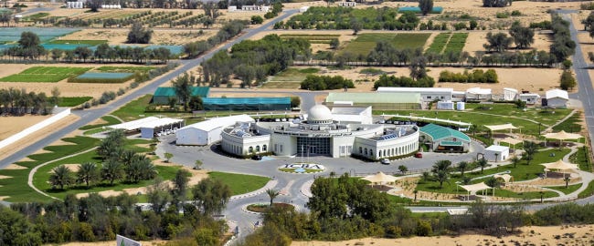 Un campus de recherche à l'architecture orientaliste néoclassique au milieu du désert et entouré d'une pelouse verte comme un terrain de golf