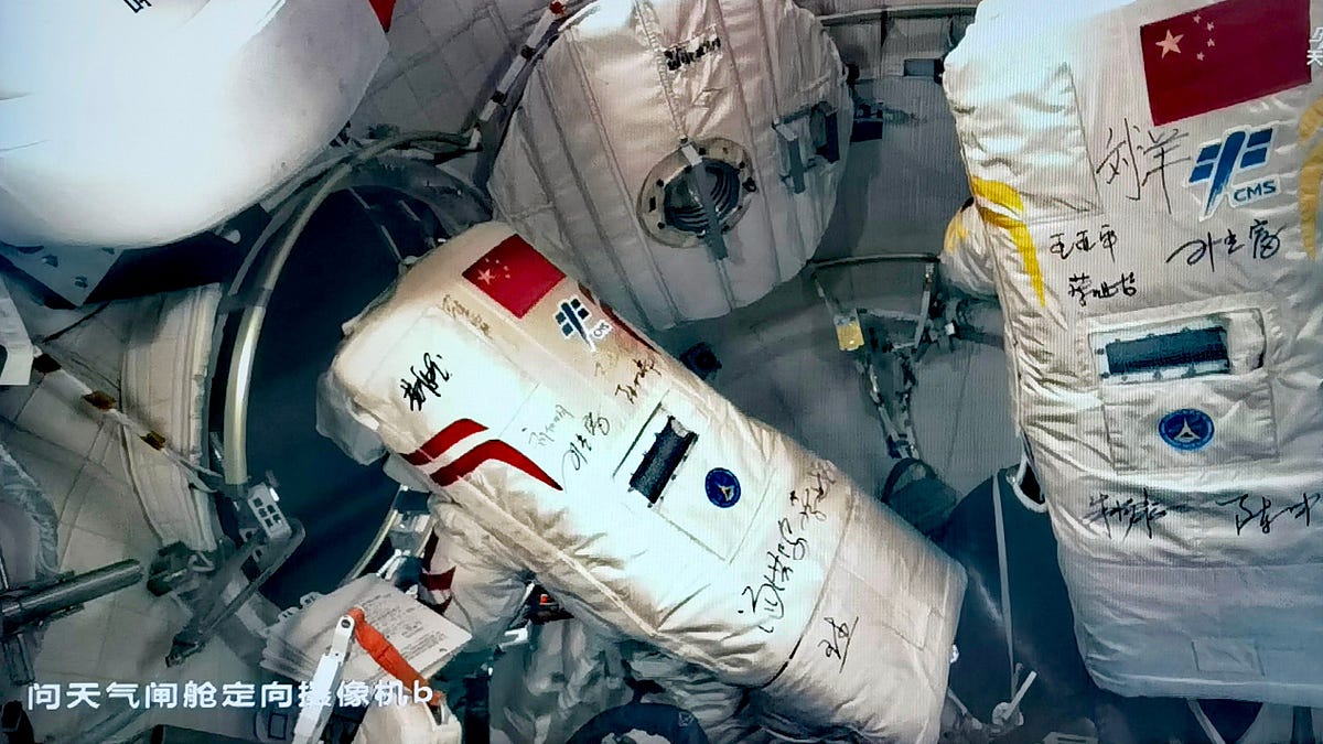 Jiyong　4点 Taikonauts Tie Chinese Record With Fourth Spacewalk [SZ-20 EVA-4]