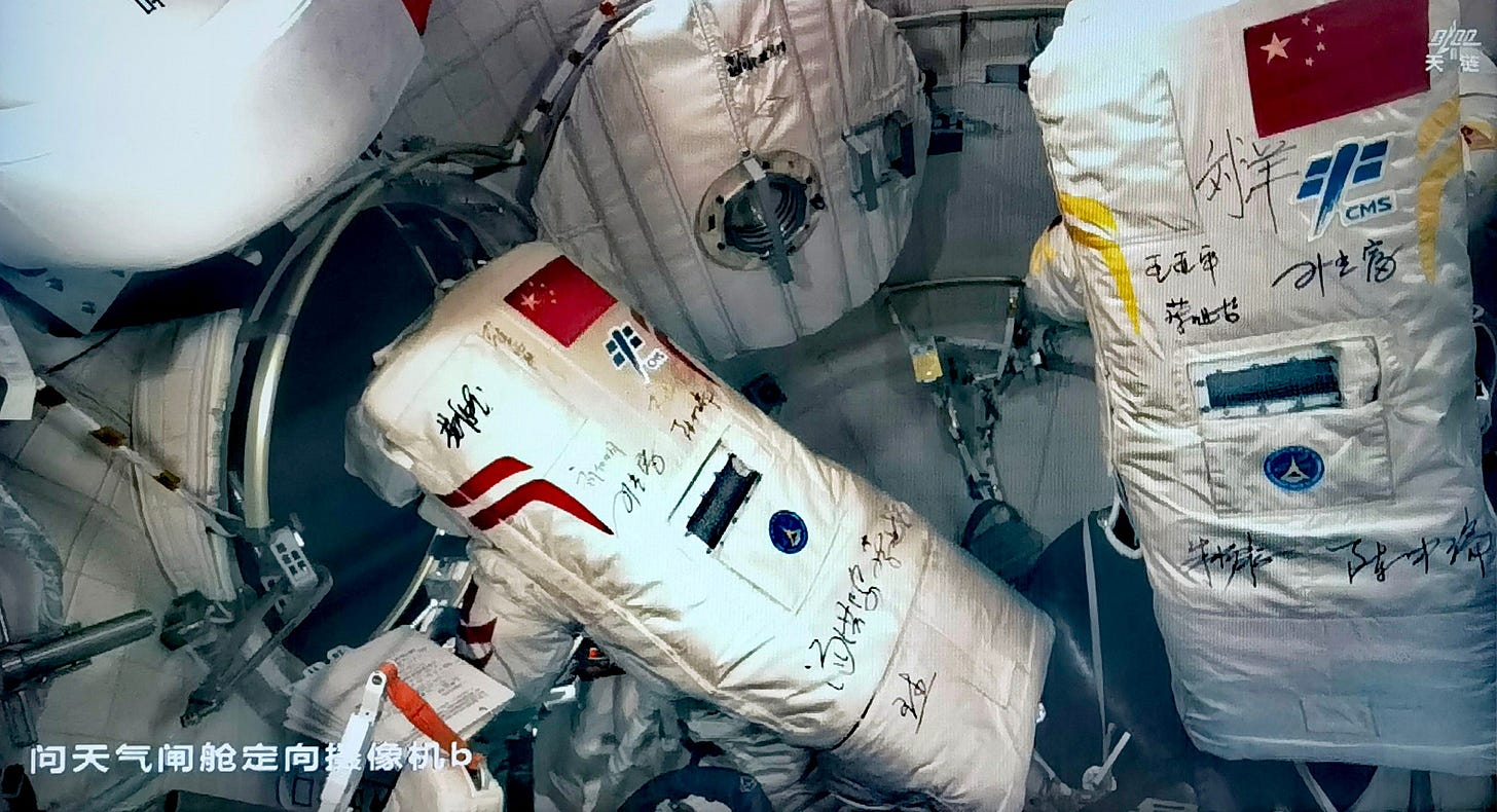 Chen Zhongrui and Wang Jie preparing to work outside of Tiangong on September 25th. Chen Zhongrui and Wang Jie preparing to work outside of Tiangong on September 25th.