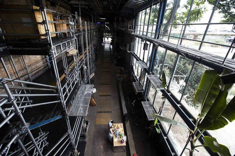 Interior do Teatro Oficina, no bairro do Bexiga, em São Paulo, com projeto arquitetônico de Lina Bo Bardi