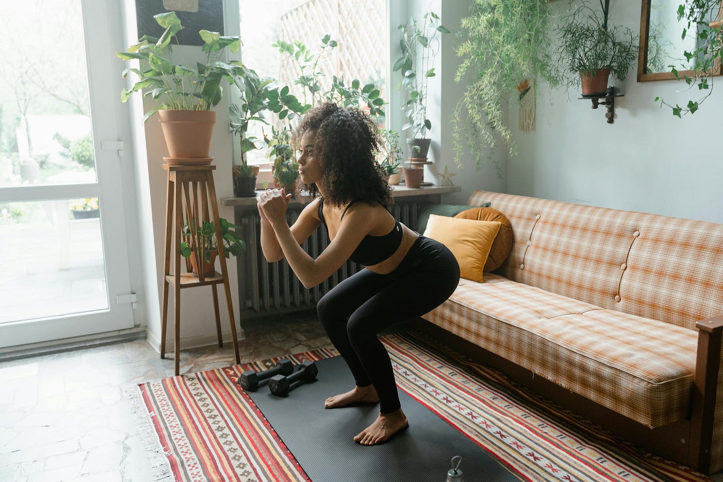 Frau beim Homeworkout