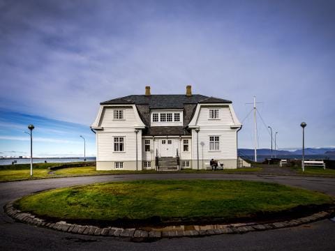 At History’s Nuclear Brink: Greg Maresca reviews The Brink of War, the gripping Reagan-Gorbachev drama about the 1986 Reykjavík summit.