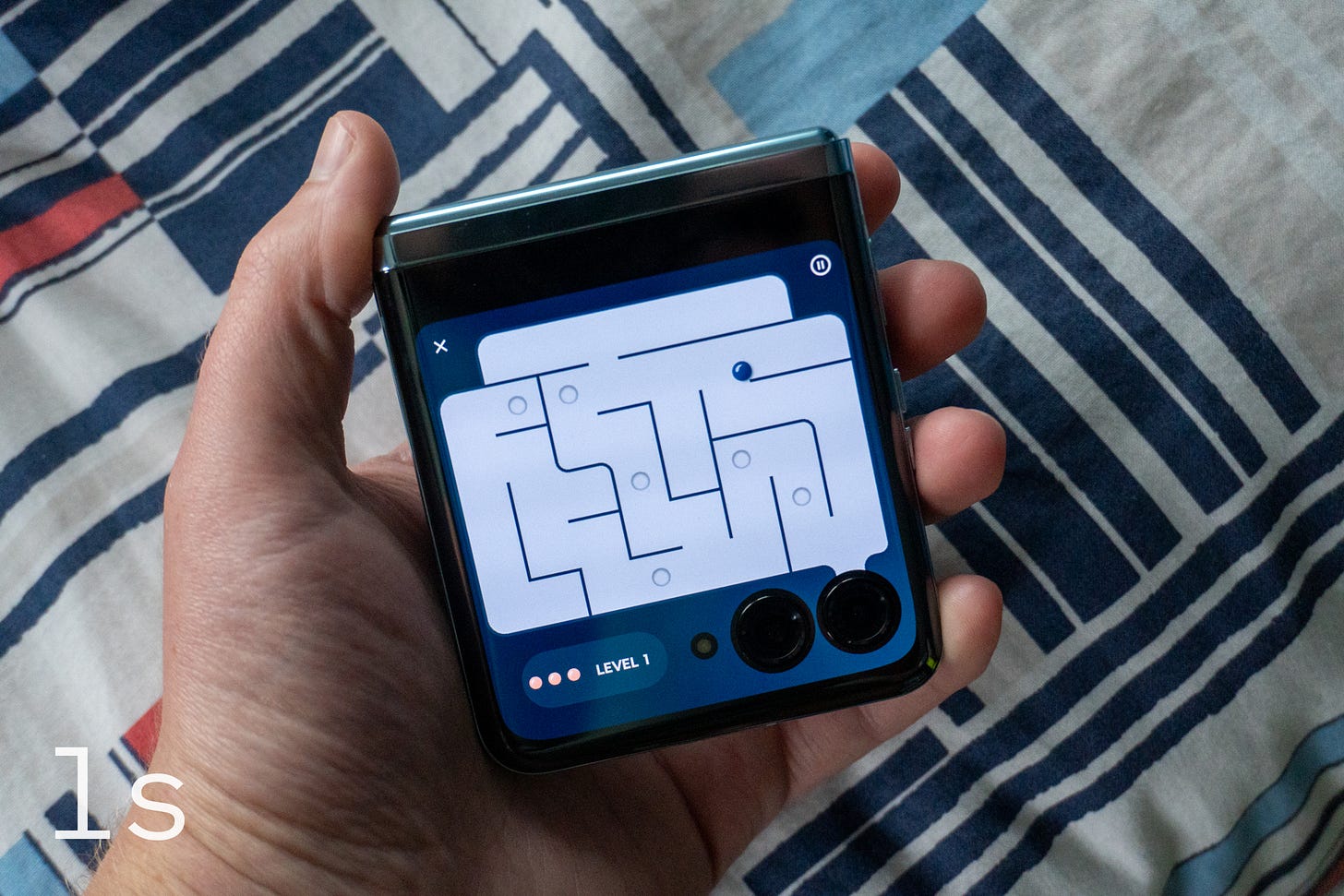 Moto Razr+ cover display games