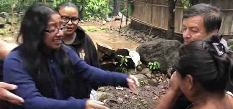 "Perdóname hija, perdóname, perdóname, perdóname" | VER: Una mujer adoptada encuentra a su madre biológica en una zona rural de Guatemala. Una hija adoptiva y su madre biológica se tienden la mano, con gran emoción en sus rostros y lágrimas en sus mejillas. Se reencuentran tras la adopción.