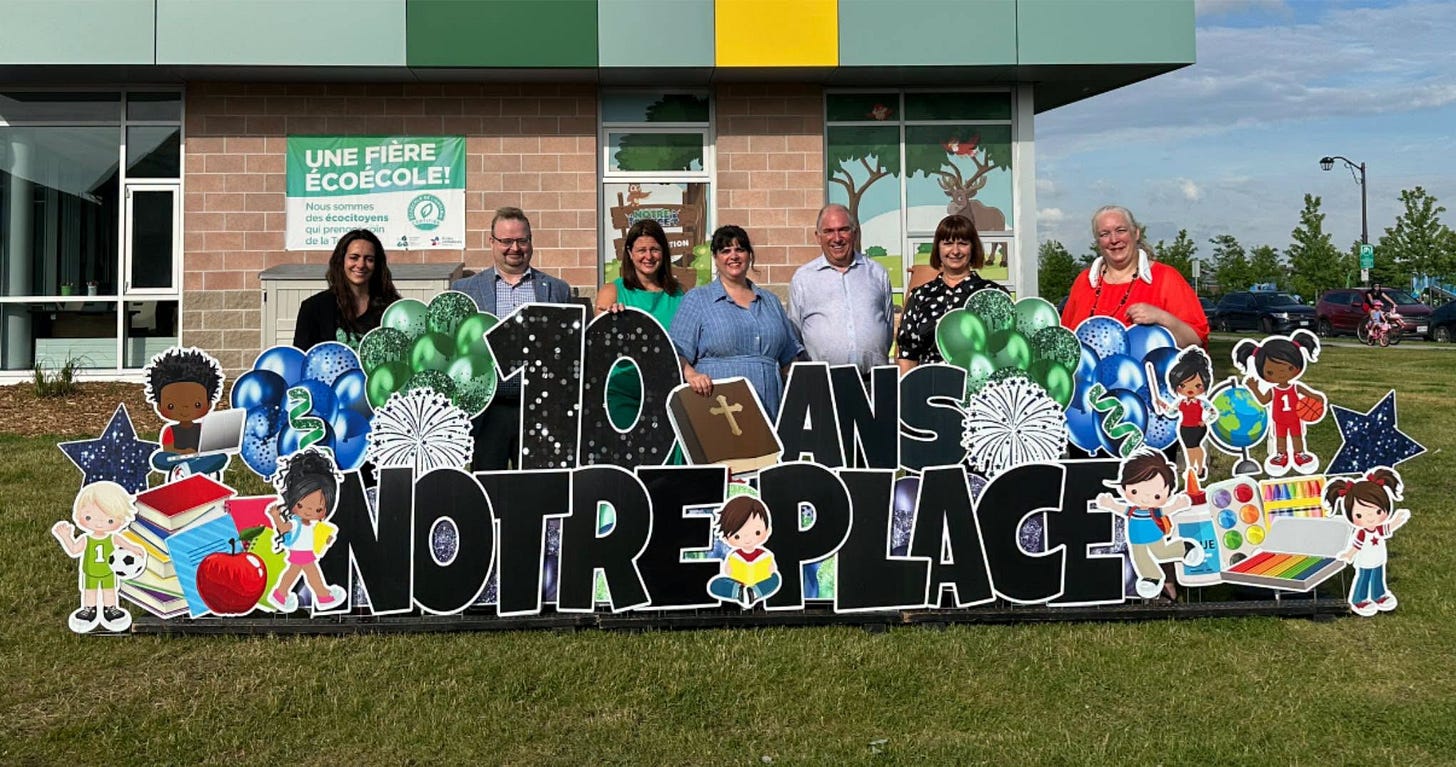 May be an image of ‎text that says "‎UNE UNEFIÈRE FIÈRE ÉCOÉCOLE! Nous.s0m e scocitoyen Icocitoyens Ablp de deT KE 4 =ي TOENE +VANS NOTREPLACE JRNOTR ESPLACETS‎"‎