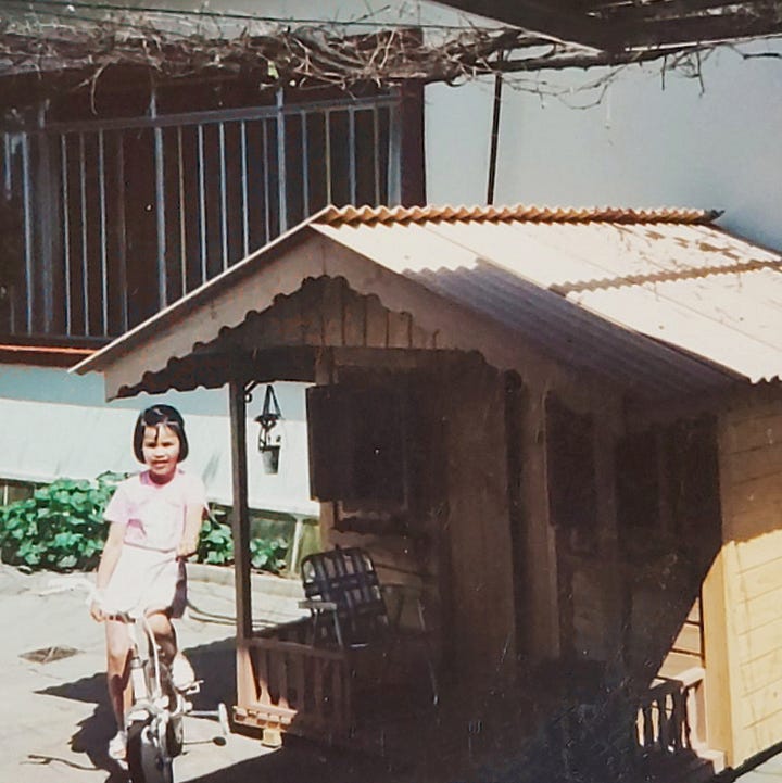 Foto de Adri Quintas na infância e Hebe Camargo