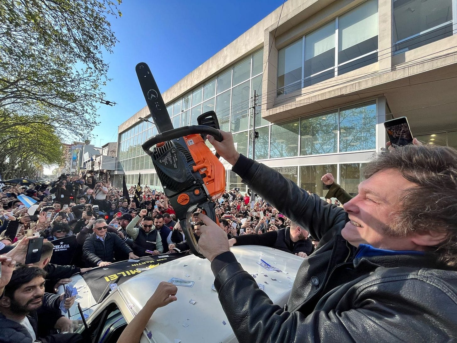 Puede ser una imagen de motosierra, hacha y soplador