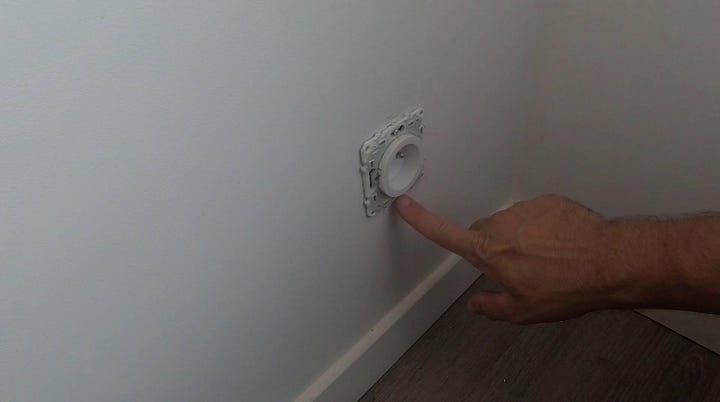 Prise électrique vissée dans boite d'encastrement